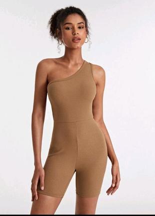 Ромпер-комбінезон на одне плече в рубчик із шортами з