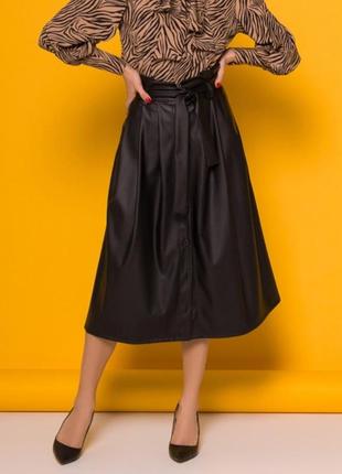 Черная кожаная юбка на пуговицах