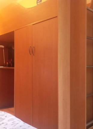 Кровать-горько, письменный стол, шкаф.