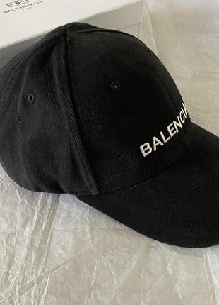 Женская черная текстильная кепка в стиле balenciaga баленсиага бейсболка с белой надписью лого5 фото