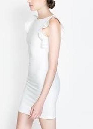 Белое платье zara с рюшей на плечиках6 фото