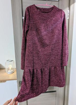 Стильное платье с оборкой по бедрам, розовое в гуся лапку, мини2 фото