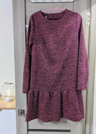 Стильное платье с оборкой по бедрам, розовое в гуся лапку, мини1 фото