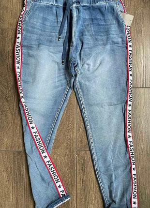 1,  стрейчевые джинсовые джоггеры на терри флисе размер м-л с лампасами1 фото