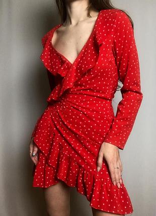 Червона сукня на запах в зірочку
