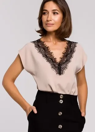 Женская блузка с вырезом и кружевом5 фото
