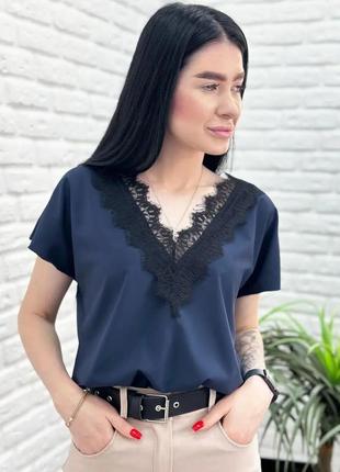 Женская блузка с вырезом и кружевом