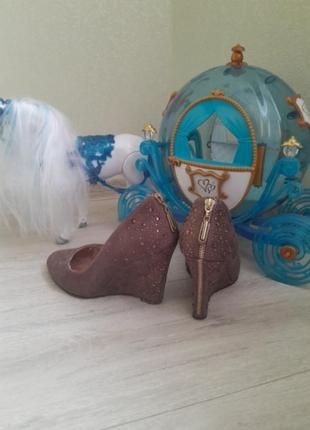 Туфли на танкетке