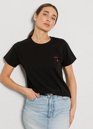 Жіноча однотонна футболка з написом amour на грудях1 фото