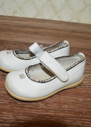 Кожаные белые туфли для малышки