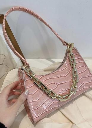 Женская маленькая сумка рептилия багет крокодиловая кожа с цепочкой розовая