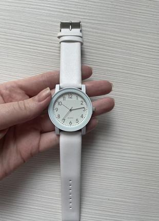 Кварцевий годинник новий японський механізм avon
