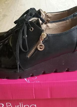 Туфлі чорного кольору з лаковоми вставками