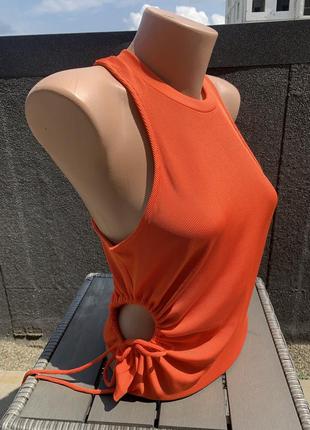 Майка помаранчева у рубчик з вирізом фірмова gina tricot