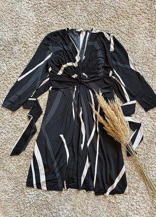 Платье свободного кроя с поясом черное платье с принтом1 фото