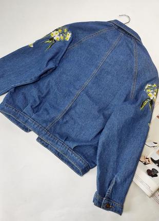 Куртка джинсовая бомпер женская синего цвета с вышивкой цветов в стиле оверсайз от бренда italy s m5 фото