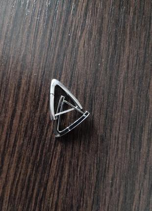 Сережки трикутної форми, під срібло.