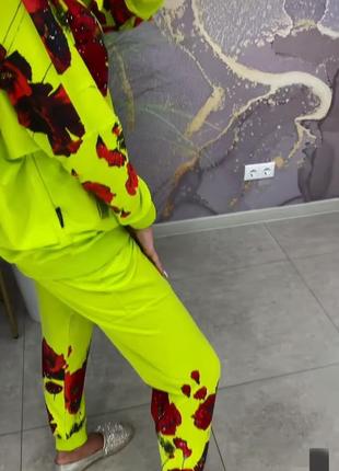 Яркий стильный неоновый костюм,с маками в стразах, турция.4 фото