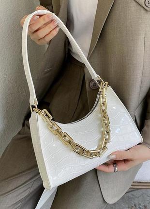 Женская маленькая сумка рептилия багет крокодиловая кожа с цепочкой белая5 фото
