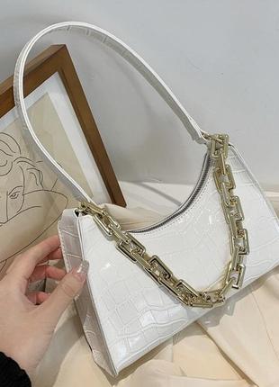 Женская маленькая сумка рептилия багет крокодиловая кожа с цепочкой белая1 фото