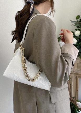 Женская маленькая сумка рептилия багет крокодиловая кожа с цепочкой белая3 фото