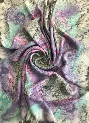Очент красивый особенный платок из натурального шелка в стиле art