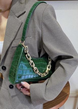 Женская маленькая сумка рептилия багет крокодиловая кожа с цепочкой зеленая3 фото