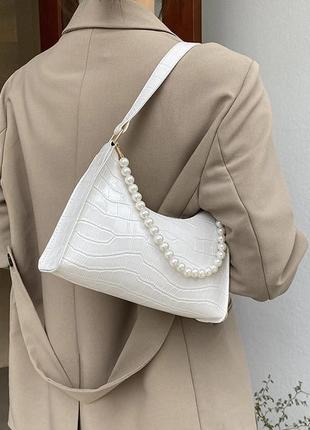 Женская маленькая сумка рептилия багет крокодиловая кожа с жемчугом белая4 фото