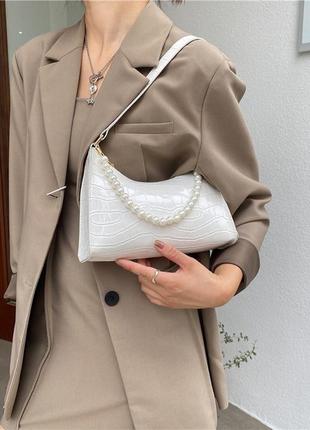 Женская маленькая сумка рептилия багет крокодиловая кожа с жемчугом белая6 фото