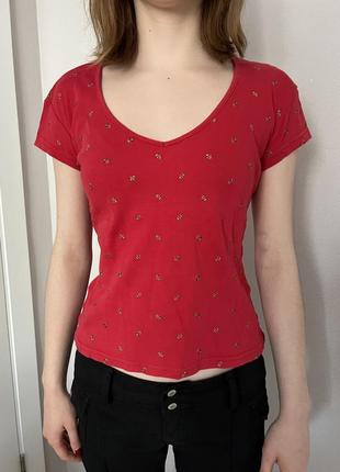 Красная футболка с ягодами в стиле urban outfitters