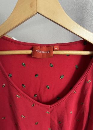 Красная футболка с ягодами в стиле urban outfitters3 фото