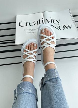 Белые кожаные босоножки