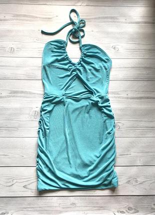 Платье с вырезом и стяжкой по бокам с