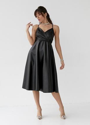 Сарафан із шкірозамінника на тонких бретелях з кльошною спідницею