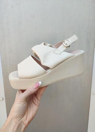 Стильные женские босоножки на платформе