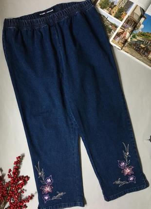 Укороченные джинсы с вышивкой1 фото