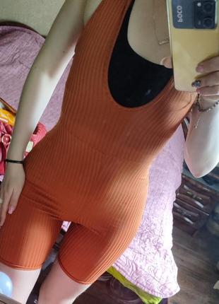 Оранжевый комбинезон в рубчик с шортами5 фото