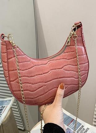 Женская маленькая сумка рептилия багет крокодиловая кожа с золотой цепочкой розовая1 фото