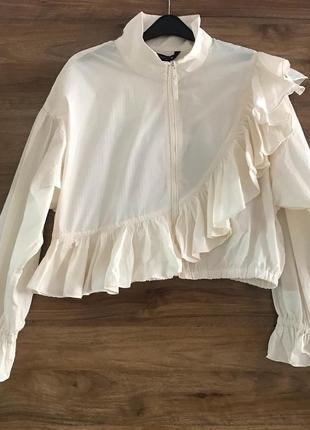 Жіноча бежева вітровка куртка з рюшкою на замку