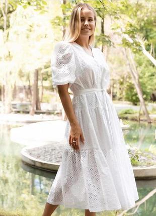 Люксовое белое однотонное летнее платье а-силуэта из прошвы и поясом, размеры от 42 до 52