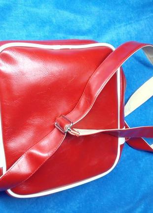 Стильная спортивная красная сумка с ремнем5 фото