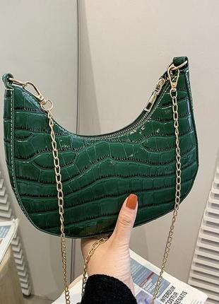 Женская маленькая сумка рептилия багет крокодиловая кожа с золотой цепочкой зеленая1 фото