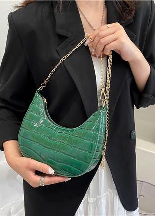 Женская маленькая сумка рептилия багет крокодиловая кожа с золотой цепочкой зеленая3 фото