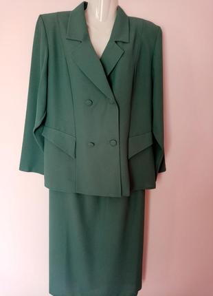 Красивий костюм