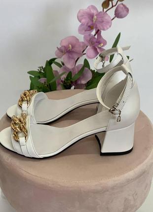 Білі ошатні босоніжки з ланцюжком,36-41