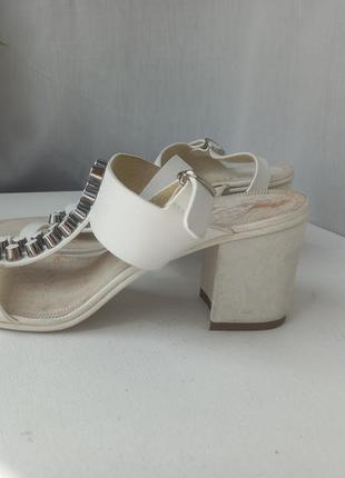 Босоножки кожаные