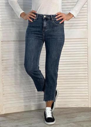 Женские рваные джинсы с необработанным краем1 фото