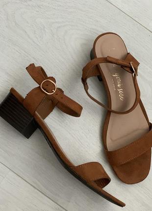 Босоніжки на низькому каблуку, сандалі