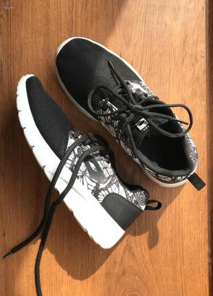 Кроссовки женские с цветочным узором