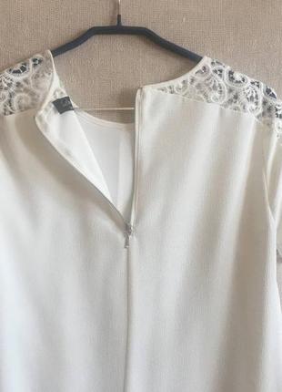 Белое минималистичное платье с кружевом5 фото